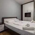 Denis 아파트